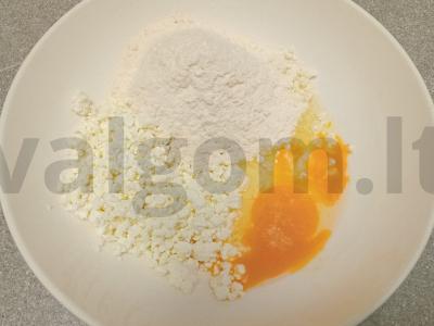 Burgeris su varškės bandelėmis, kotletu, sūriu ir grietinės padažu Žingsnis 1