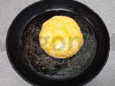 Burgeris su varškės bandelėmis, kotletu, sūriu ir grietinės padažu Žingsnis 3