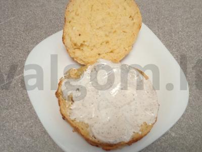 Burgeris su varškės bandelėmis, kotletu, sūriu ir grietinės padažu Žingsnis 8