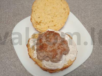 Burgeris su varškės bandelėmis, kotletu, sūriu ir grietinės padažu Žingsnis 10