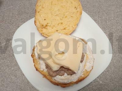 Burgeris su varškės bandelėmis, kotletu, sūriu ir grietinės padažu Žingsnis 11
