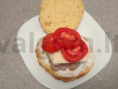 Burgeris su varškės bandelėmis, kotletu, sūriu ir grietinės padažu Žingsnis 12