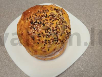 Burgeris su varškės bandelėmis, kotletu, sūriu ir grietinės padažu Žingsnis 13