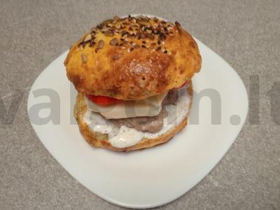 Burgeris su varškės bandelėmis, kotletu, sūriu ir grietinės padažu pagrindine nuotrauka
