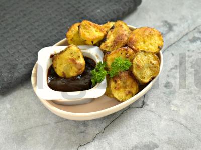 Keptas jaunas bulvės su barbekiu padažu pagrindine nuotrauka