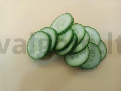 Agurkų užkandis su varškės sūriu ir menkių ikrais Žingsnis 1