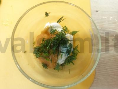 Agurkų užkandis su varškės sūriu ir menkių ikrais Žingsnis 3