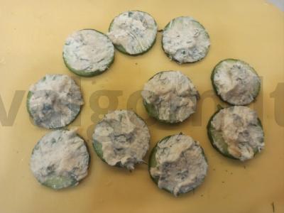 Agurkų užkandis su varškės sūriu ir menkių ikrais Žingsnis 4