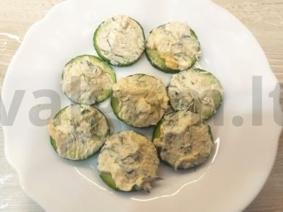 Agurkų užkandis su varškės sūriu ir menkių ikrais pagrindine nuotrauka