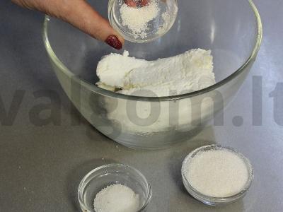 Sūrio pyragėliai su abrikosų įdaru ir aviečių kurdu Žingsnis 2