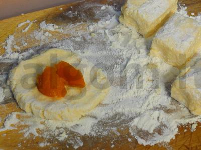 Sūrio pyragėliai su abrikosų įdaru ir aviečių kurdu Žingsnis 9