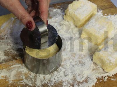 Sūrio pyragėliai su abrikosų įdaru ir aviečių kurdu Žingsnis 10