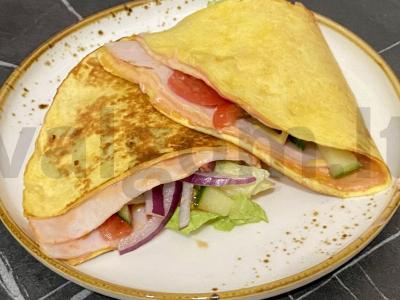 Daržovių tortilija su kalakutiena pusryčiams pagrindine nuotrauka