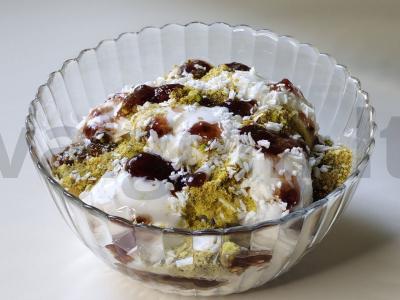 Ledų desertas su aviečių uogiene ir pistacijomis pagrindine nuotrauka