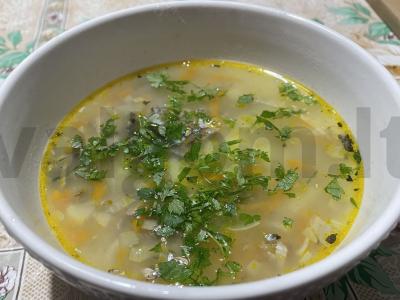 Sriuba su grikiais ir sardinėmis per 30 minučių pagrindine nuotrauka