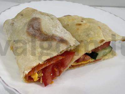 Sumuštinis su chorizo pusryčiams pagrindine nuotrauka