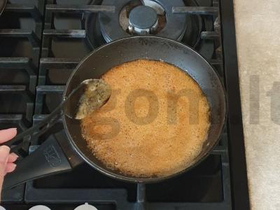 Karamelinis pyragas su mėlynėmis ir persikais Žingsnis 2