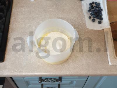 Karamelinis pyragas su mėlynėmis ir persikais Žingsnis 5