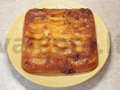 Karamelinis pyragas su mėlynėmis ir persikais pagrindine nuotrauka