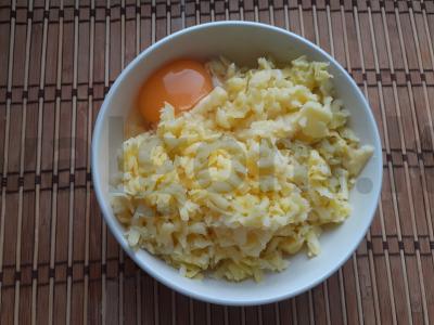 Bulvių kotletai su sūriu vakarienei Žingsnis 2