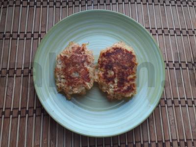 Bulvių kotletai su sūriu vakarienei pagrindine nuotrauka