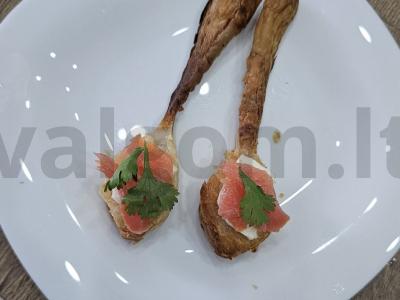 Valgomos šaukšteliai iš tešlos su sviestu ir upėtakiu pagrindine nuotrauka