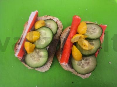 Tostai su krabų lazdelėmis, žuvies paštetu ir šviežiais daržovėmis Žingsnis 4