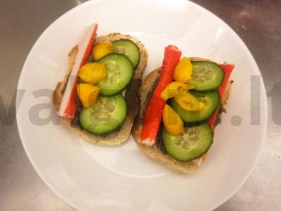 Tostai su krabų lazdelėmis, žuvies paštetu ir šviežiais daržovėmis pagrindine nuotrauka