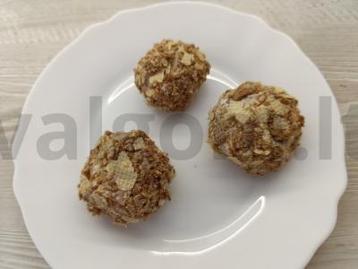 Kepiniai su lazdyno riešutais ir varške vaflių trupiniuose pagrindine nuotrauka