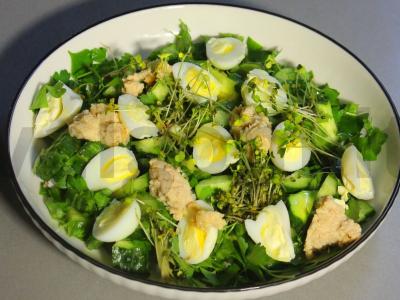 Salotas su menkės ikrais ir kiaušiniais pagrindine nuotrauka