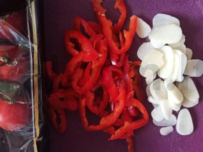 Vyšnių pomidorų ir jauno česnako salotas Žingsnis 3