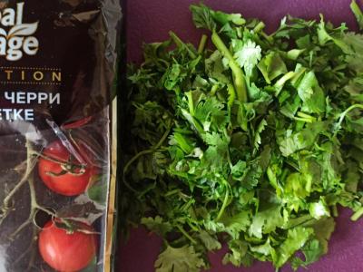 Vyšnių pomidorų ir jauno česnako salotas Žingsnis 4