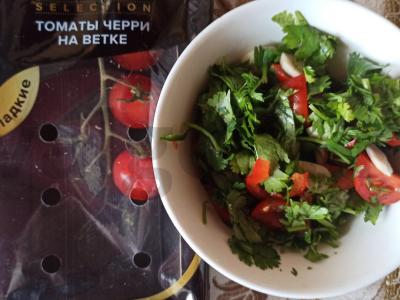 Vyšnių pomidorų ir jauno česnako salotas Žingsnis 5