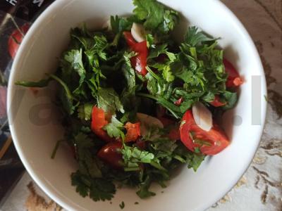 Vyšnių pomidorų ir jauno česnako salotas pagrindine nuotrauka