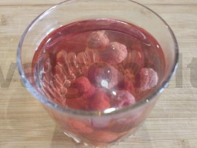 Kvapnus braškių kompotas su mėtomis ir serbentų lapais pagrindine nuotrauka