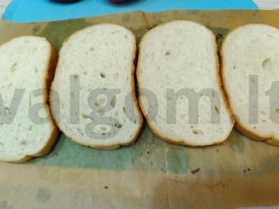 Avokadų, pomidorų ir česnako sviesto brusketė Žingsnis 1