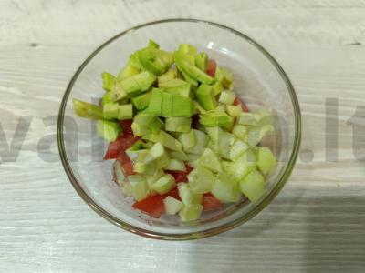 Avokadų, pomidorų ir česnako sviesto brusketė Žingsnis 3