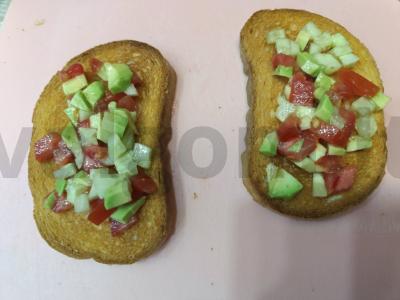 Avokadų, pomidorų ir česnako sviesto brusketė Žingsnis 4