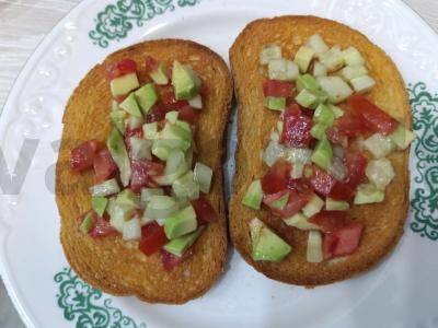 Avokadų, pomidorų ir česnako sviesto brusketė pagrindine nuotrauka