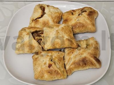 Traškūs pyragėliai su faršu ir pomidorais pagrindine nuotrauka