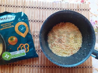 Makaronai po sūrio kepure su baziliku ir alyvuogėmis Žingsnis 1