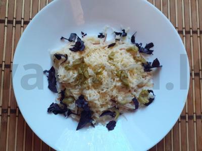 Makaronai po sūrio kepure su baziliku ir alyvuogėmis pagrindine nuotrauka