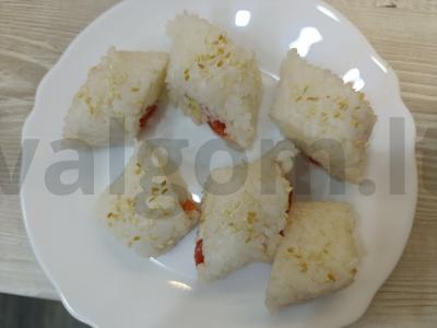 Onigiri su pomidorais ir avokadu pagrindine nuotrauka