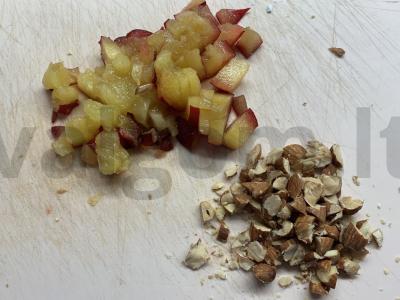 Karšti sumuštiniai su varške, uogiene, slyvomis ir migdolais Žingsnis 1