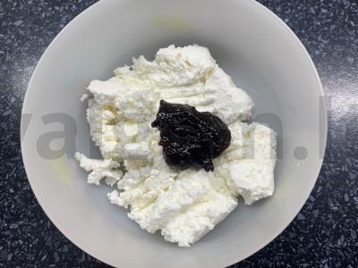 Karšti sumuštiniai su varške, uogiene, slyvomis ir migdolais Žingsnis 2