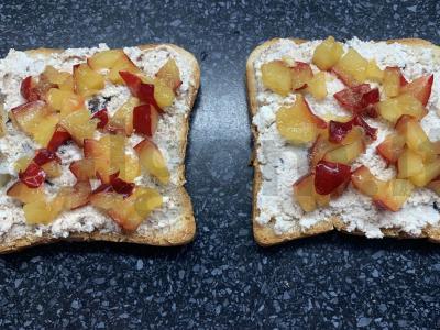 Karšti sumuštiniai su varške, uogiene, slyvomis ir migdolais Žingsnis 4