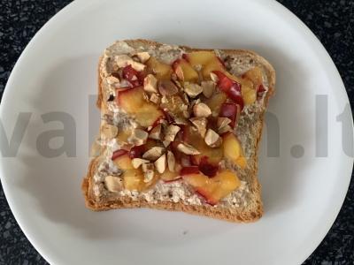 Karšti sumuštiniai su varške, uogiene, slyvomis ir migdolais pagrindine nuotrauka