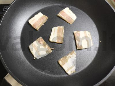 Kiaušinienė su šonine ir žirneliais Žingsnis 1