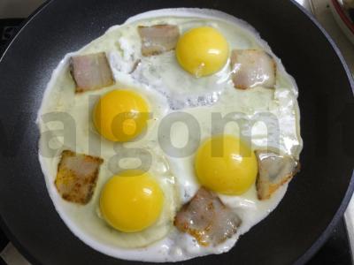 Kiaušinienė su šonine ir žirneliais Žingsnis 2