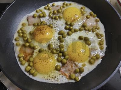 Kiaušinienė su šonine ir žirneliais Žingsnis 4